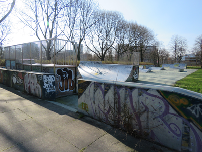 829339 Gezicht op de skatebaan vol graffiti, bij de Koeriersterslaan in park Transwijk te Utrecht.